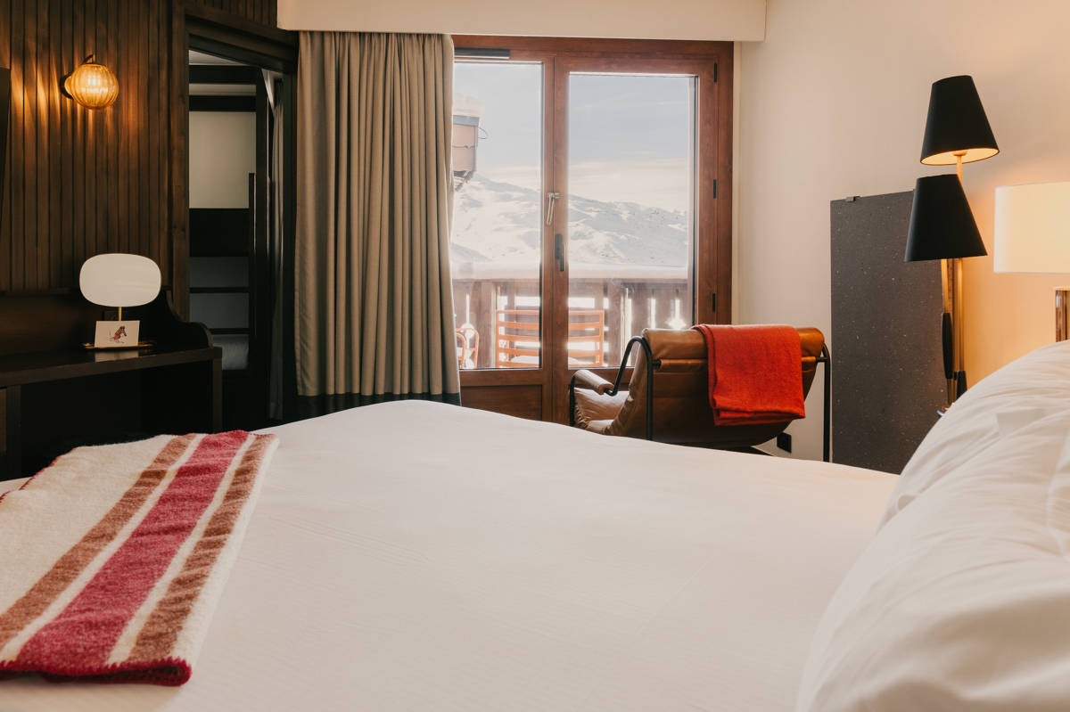 Chambre double Confort à Val Thorens avec vue sur les pistes de ski.