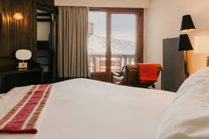 Chambre double Confort à Val Thorens avec vue sur les pistes de ski.