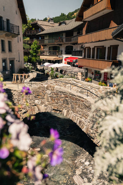 Pont en pierre et centre du village au cœur de Megève