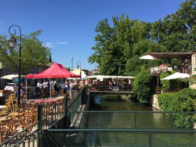 Marché dominical le long de la Sorgue à L'Isle-sur-la-Sorgue, Luberon, Provence