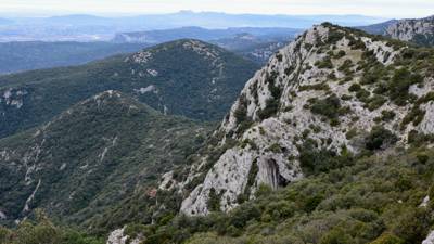 Crêtes rocheuses et collines boisées du Parc Naturel Régional du Luberon, Provence