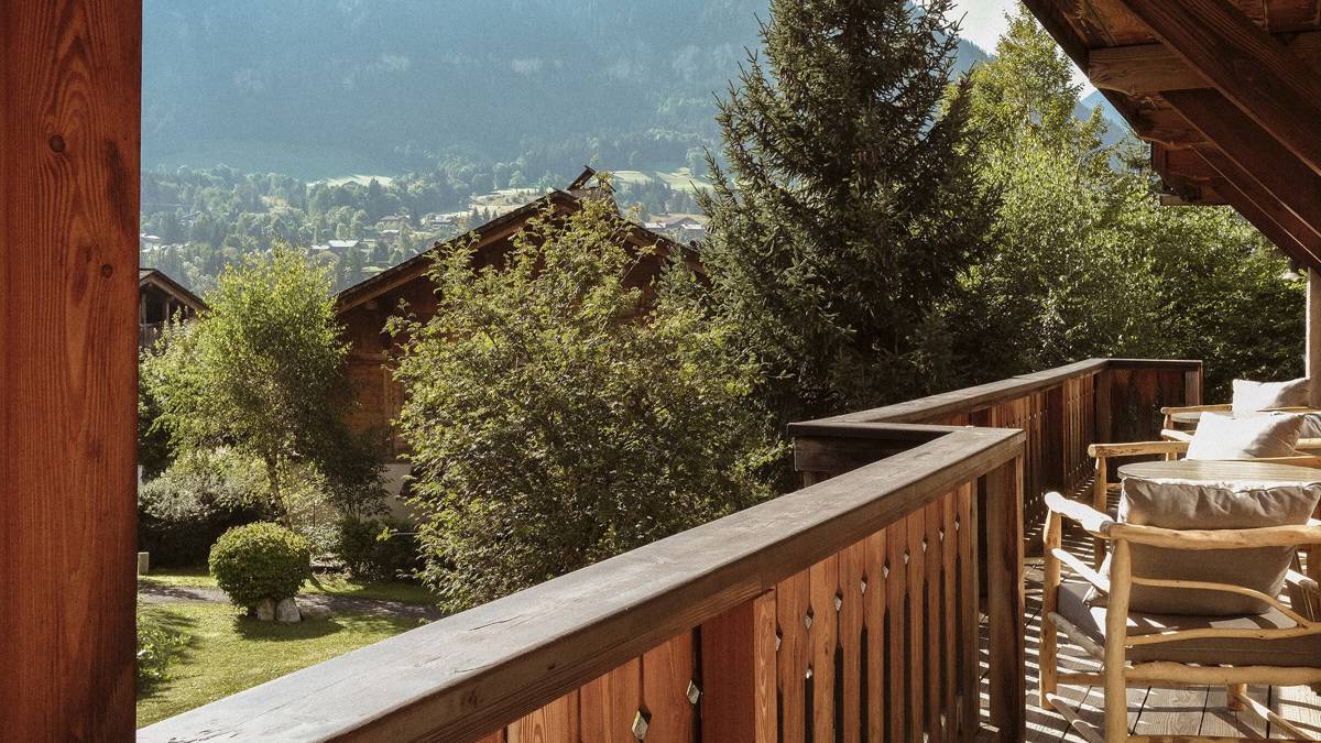 A wonderful view of the lush green mountains is visible from the house corridor.