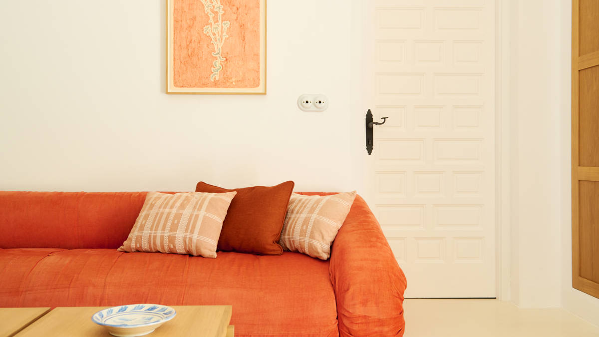 Détail du canapé de la chambre Family Deluxe à l'Hotel Petunia Ibiza