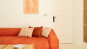 Détail du canapé de la chambre Family Deluxe à l'Hotel Petunia Ibiza
