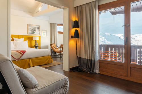 Espace salon de la Suite avec vue panoramique sur les montagnes à Val Thorens.