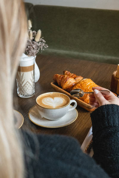 Petit déjeuner cappuccino et croissants de l'hôtel Beaumier L'Alpaga à Megève