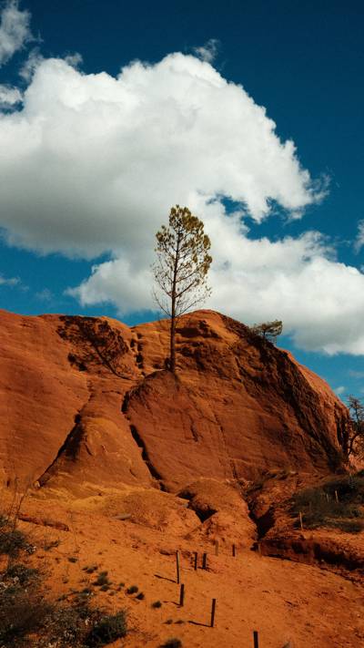 Falaises d'ocre rouge de Roussillon dans le Luberon, près de l'hôtel Beaumier Capelongue